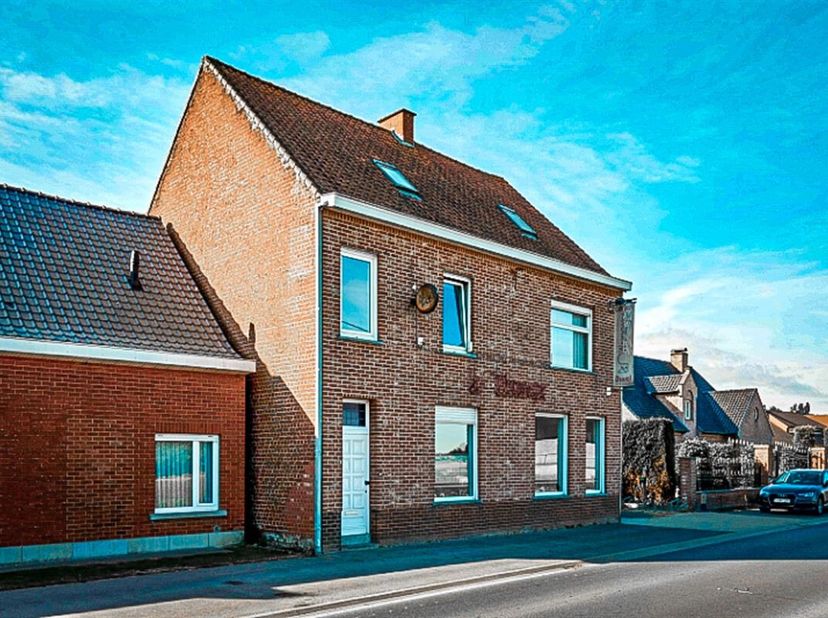 Multifunctionele eigendom zoekt een ondernemende te koper te  Staden. &lt;br /&gt;
Ruime woning met 6 slaapkamers + handelsruimte/horeca. De handelsruimte i
