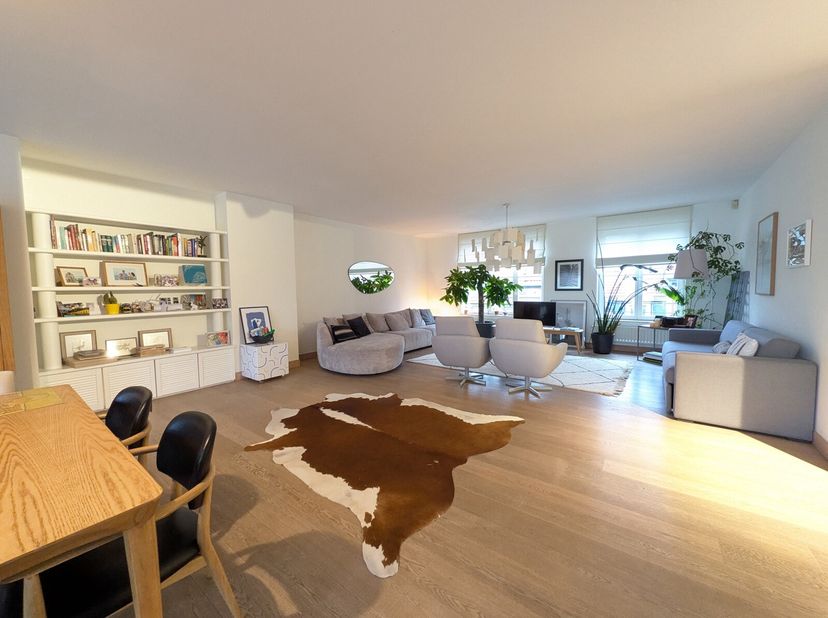 Ideaal gelegen in Elsene, in de prestigieuze wijk Châtelain, combineert dit lichte penthouse van 218 m² elegantie en comfort. De ruime woonkamer van 7