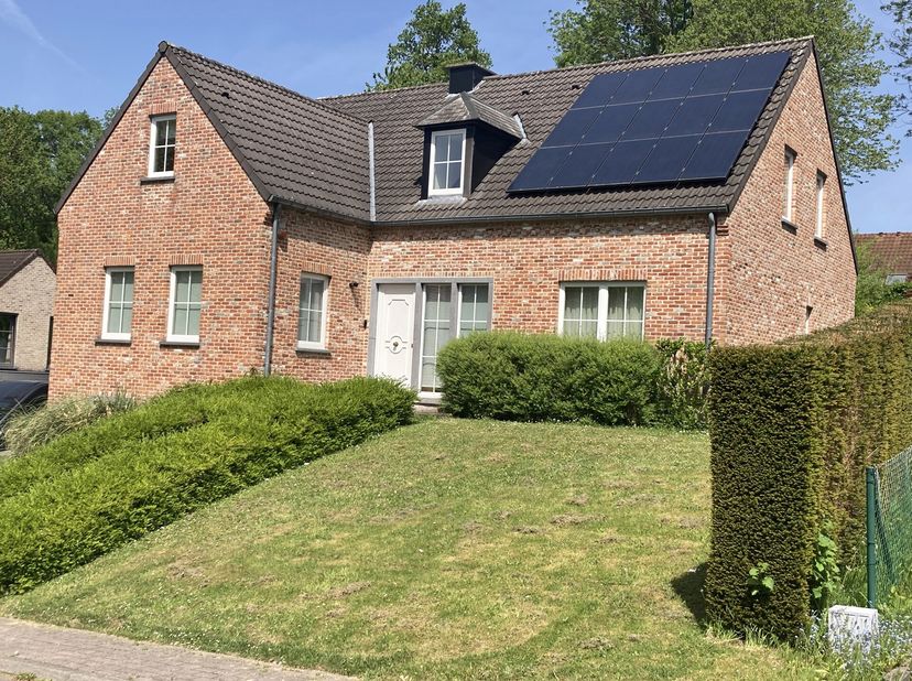 Ideaal gelegen in Limal, een prachtige LICHTRIJKE VILLA (5 SLAAPKAMERS/2 BADKAMERS/GARAGE) gebouwd op een mooi aangelegd perceel met een terras en een