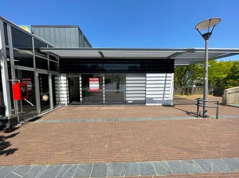 Handelsgelijkvloers (+/-290m²), gelegen in volle stadscentrum aan een drukke winkelstraat. Onmiddellijk beschikbaar. Momenteel volledig ingericht als