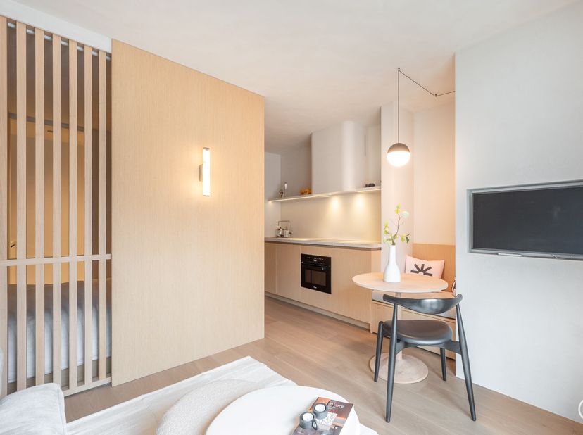 Smaakvol afgewerkt 1 slaapkamer appartement ideaal gelegen nabij Dumortierlaan.&lt;br /&gt;
Bestaande uit : inkomhal met apart gastentoilet, vestiaire, open