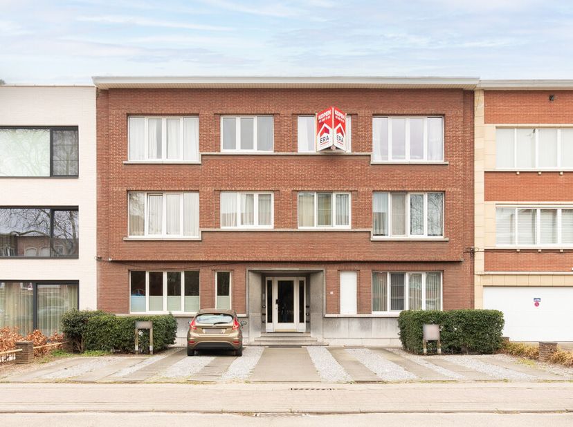 Gelegen in het centrum van het levendige Mortsel treft u in een rustige residentie dit twee slaapkamer appartement. Door de gunstige ligging zijn loka