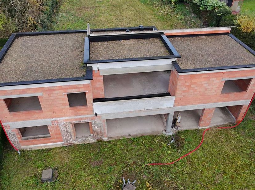 Moderne ruwbouw-woning op 16a56ca mogelijks om te bouwen tot kangoeroe-bewoning met  liftschacht  ( zie plan ). Voorzien volgens plan op gelijkvloers