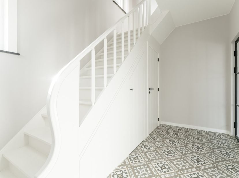 Ontdek de serene charme van deze prachtige woning uit de jaren 60, gelegen in een rustige straat op een riant perceel van 966 m² in de idyllische Boss