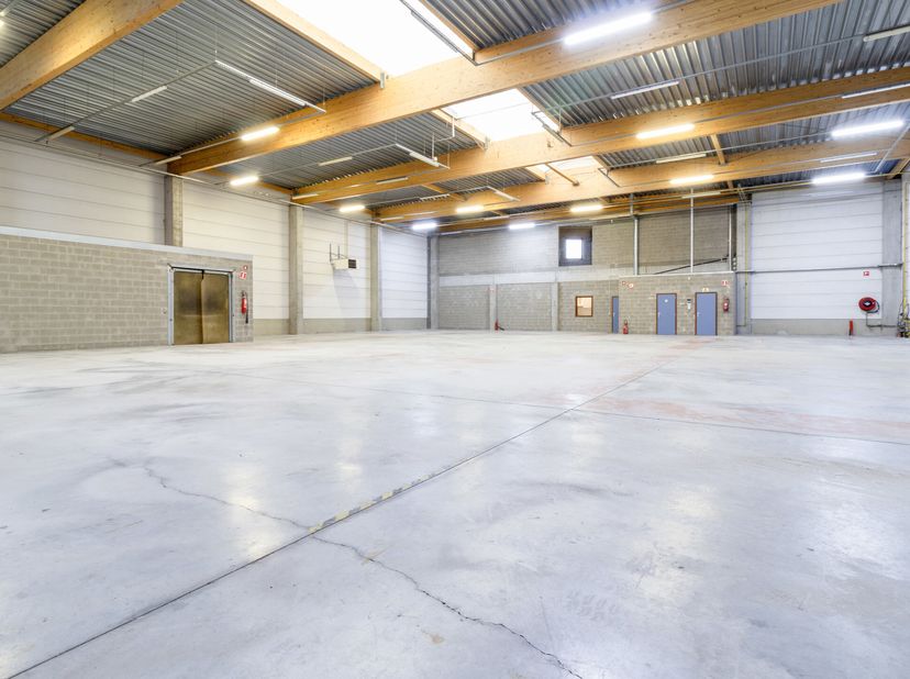 Een semi-industriële ruimte van 1.070 m² ideaal gelegen aan de rand van Brussel, op 5 minuten van de afrit Jesus Eck. De ruimte biedt een goede mix va