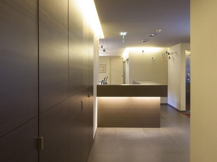 Op de drukke verbindingsweg tussen Retie en Mol, ligt dit prestigieuze gebouw met een woning en aanpalende kantoorruimte van ca. 430 m² omgeven door g