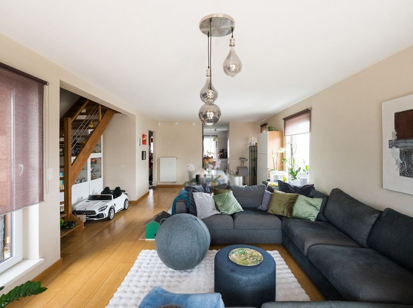 CHAUMONT-GISTOUX, au cur du village et de ses facilités, splendide APPARTEMENT (2ch/2sdb/bureau) avec garage en option. Situé aux derniers étages d&#039;un