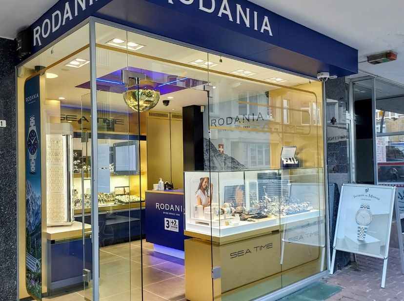 De Panne: Centraal gelegen handelspand in het hart van De Panne: Ontdek dit zeer centraal gelegen handelspand in het levendige centrum van De Panne. G