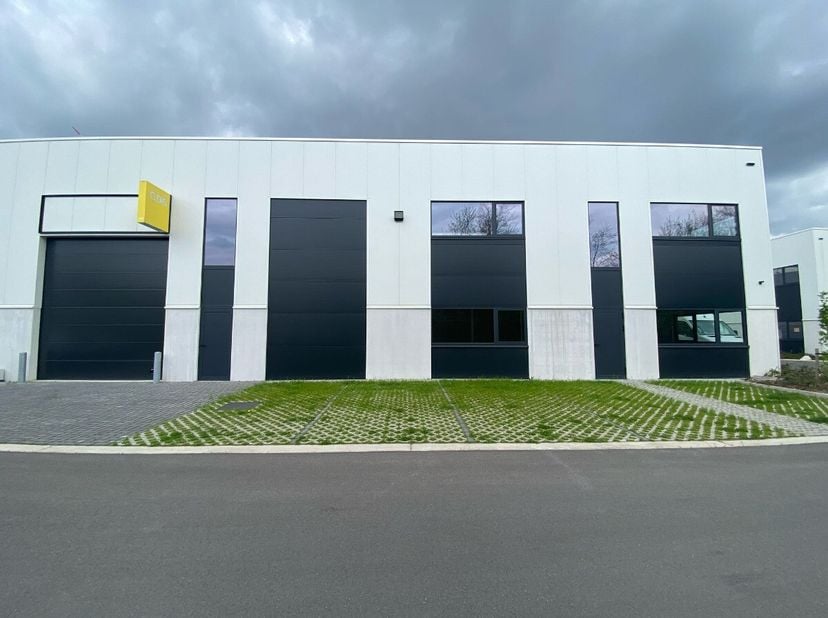 Multifunctionele nieuwe bedrijfshal met veel parkeergelegenheid en een zeer goede ligging in Genk-Noord, industriepark Woudpark.Voor meer info ga naar