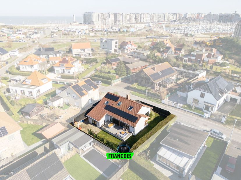 In de uiterst rustige villawijk Harendijke (Wenduine), vindt u deze ruime, vrijstaande woning. De woning is gelegen op een steenworp van het strand, d