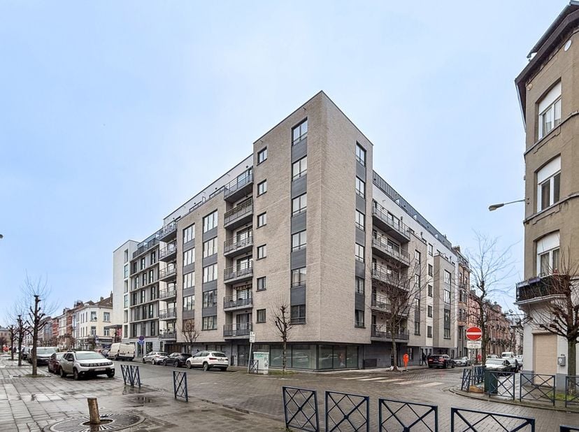 Dans le projet Brussels Station construit en 2018, très bel appartement d&#039;une superficie de 77m2. Belles et lumineuses réceptions, une cuisine USA sup