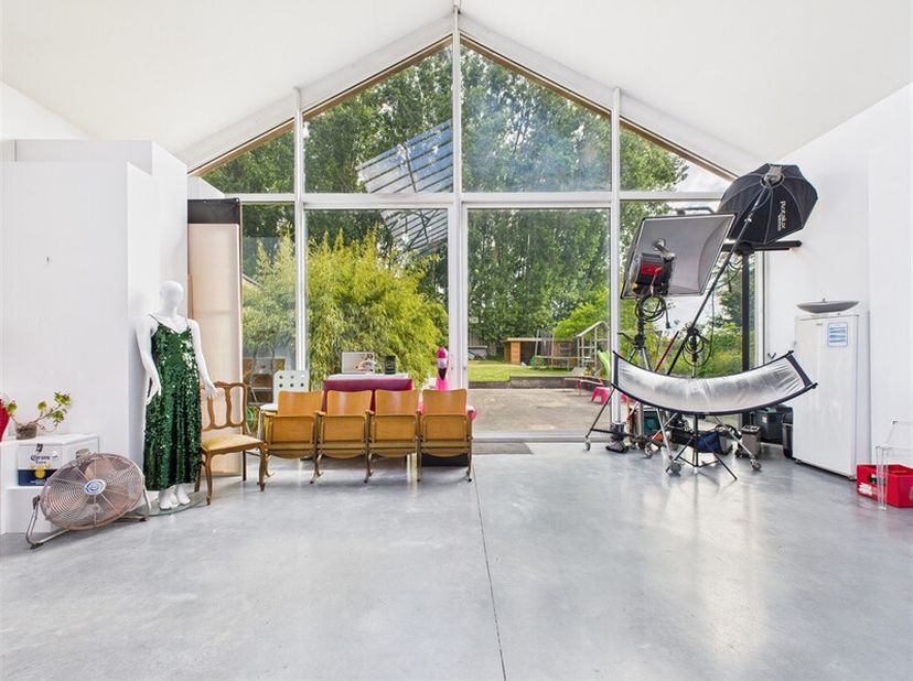 À Herseaux, un entrepôt atypique de 270m² habitables, plein de charme, aux mille possibilités, actuellement aménagé en studio photo. Véritable lieu de