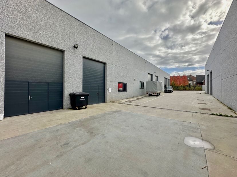 Dit nieuwbouw magazijn, gelegen in het hart van Sint-Eloois-Vijve, biedt een unieke gelegenheid voor bedrijven die op zoek zijn naar een functionele w