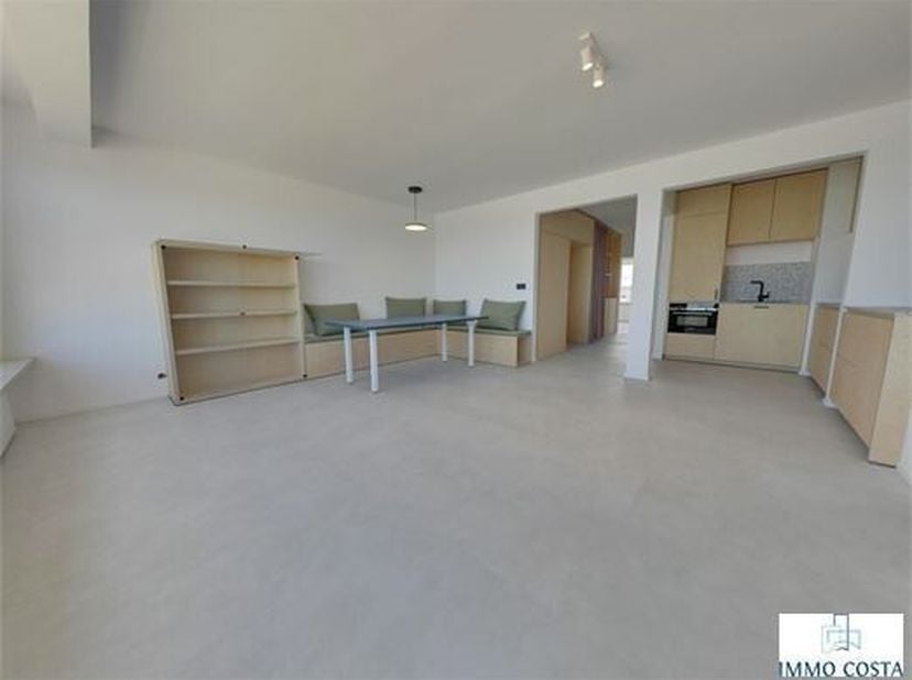 Grand appartement avec vue frontale sur la mer en plein centre de la digue.  Il est en fase de rénovation complète.  Il dispose de deux grandes chambr