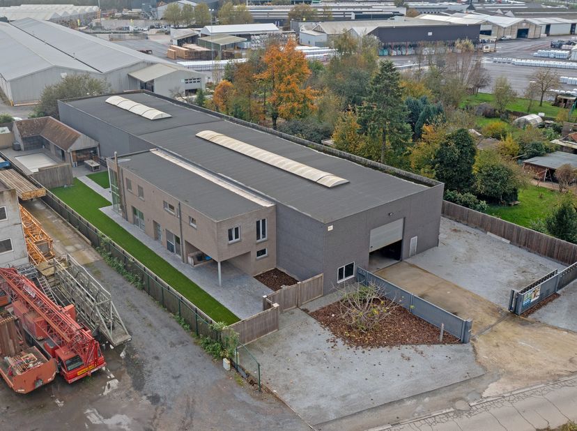 Deze unieke eigendom biedt een perfecte combinatie van wonen en professionele mogelijkheden. Gelegen op een terrein van 2.945 m², beschikt het over ee