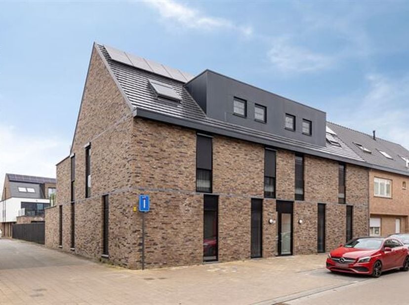 KWALITATIEF, MODERN EN ENERGIEZUINIG APPARTEMENT MET 2 SLAAPKAMERS, GROOT TERRAS 19M², ONDERGRONDSE AUTOSTAANPLAATS EN KELDERBERGING.&lt;br /&gt;
 1ste verd