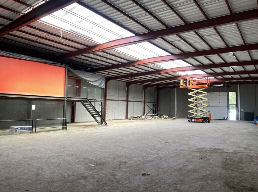 Grondig gerenoveerde loods van ca. 749 m² in project Walle Kortrijk. Ideaal voor opslag en semi-industriële activiteiten of ambacht.&lt;br /&gt;
Specificati
