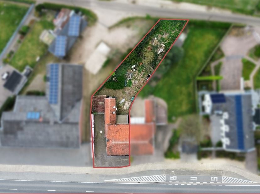 Ben je op zoek naar een woning die je volledig naar jouw eigen stijl en wensen kunt omtoveren? Dan is deze eigendom aan de Kempenseweg 63 in Zutendaal