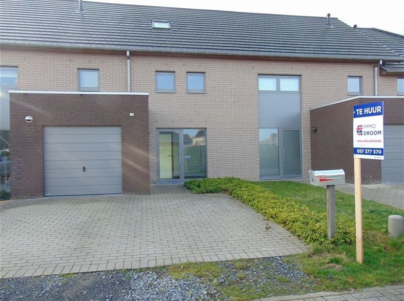 In het centrum van Oostvleteren, dichtbij de N8, Ieper - Veurne en op wandelafstand van de lokale handelaars (bakkerij, buurtwinkel, restaurant, apoth