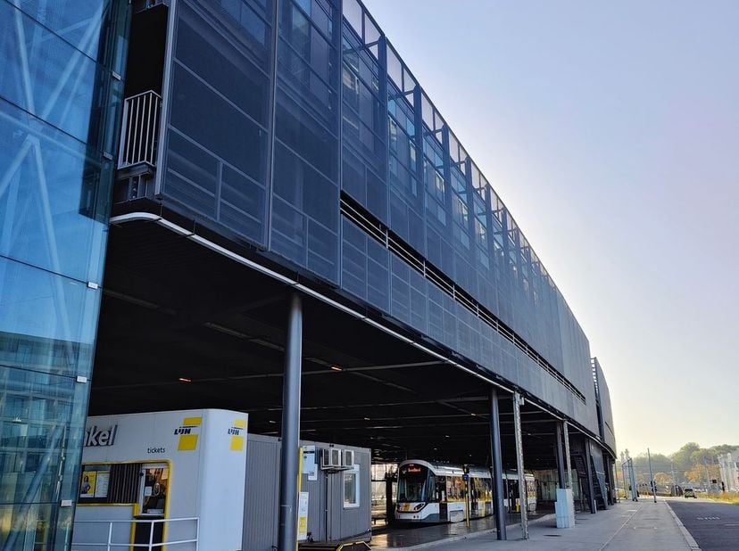 Kantoorruimte te huur met een oppervlakte van +/- 2.100 m² op absolute zichtlocatie gelegen aan het station van Oostende.&lt;br /&gt;
&lt;br /&gt;
De casco kantoo