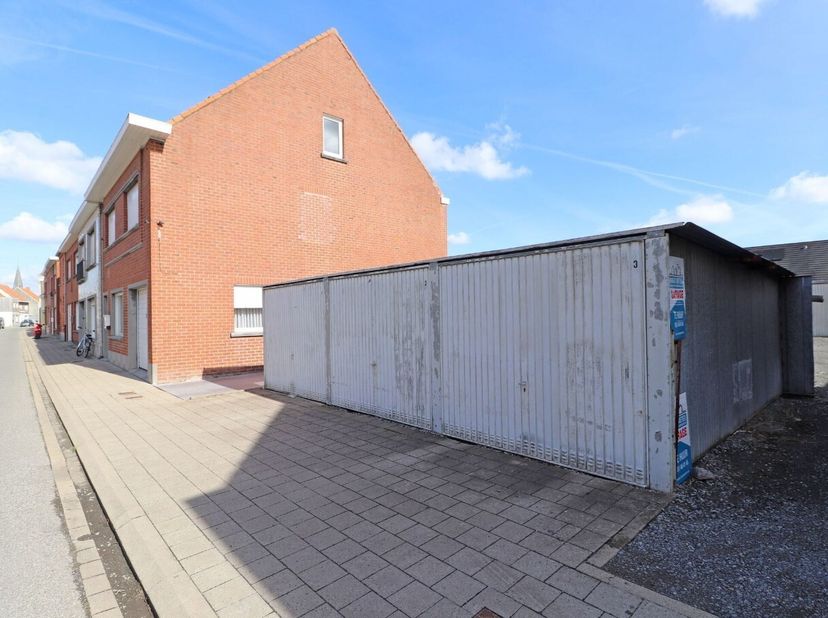 Garagebox nabij het centrum van Meulebeke met handmatige kantelpoort.&lt;br /&gt;
Ideaal voor het plaatsen van een wagen of als extra opbergruimte.&lt;br /&gt;
Vr