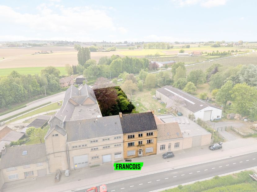 À Poperinge, juste à l&#039;extérieur du ring de la ville de Poperinge, se trouve cette maison majestueuse. Cette maison a été construite en 1952 et était