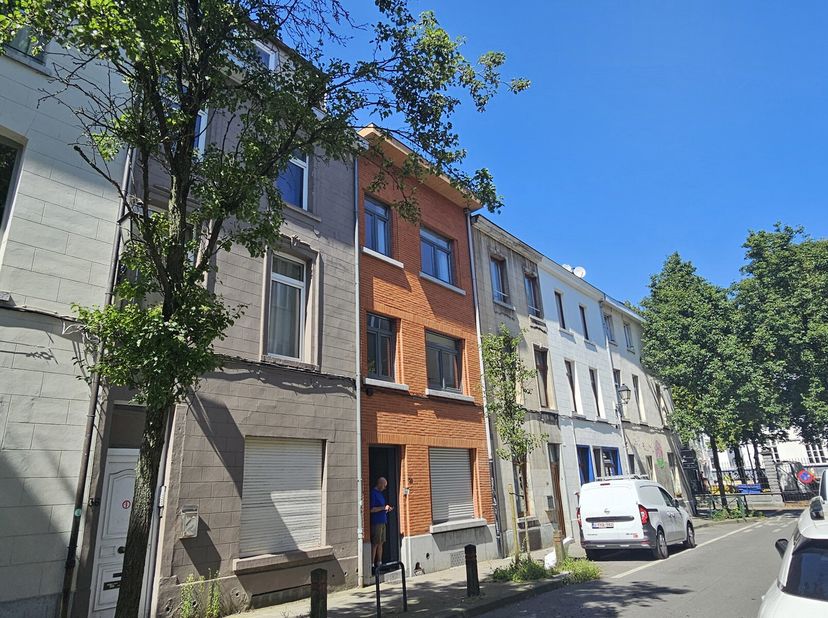A 900 mètres du parlement Européen, superbe triplex meublé RENOVE et MEUBLE avec goût dans une toute petite copropriété. Il se compose d&#039;un hall d&#039;ent