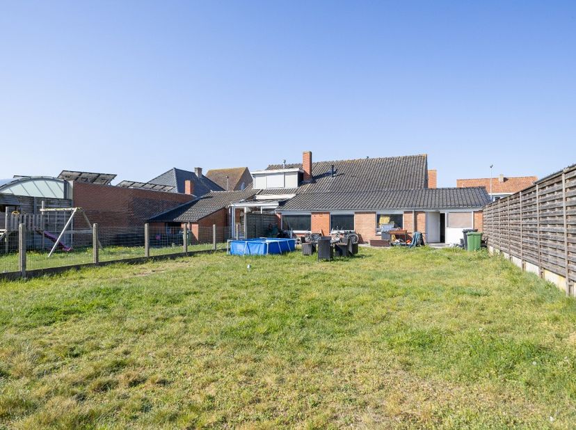 Adinkerke (La Panne) : Spacieuse maison 3 façades à rénover sur 481 m² Vous cherchez une maison à aménager entièrement selon vos goûts ? Cette habitat