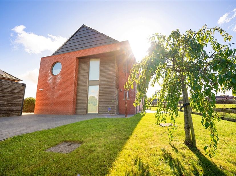 Cette villa construite en 2011 est érigée sur un terrain de 837m2, au fond d&#039;un clos résidentiel. &lt;br /&gt;
Au rez de chaussée, vous serez séduits par ce