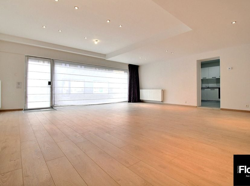 Vous recherchez un espace polyvalent et rénové pour votre activité ?&lt;br /&gt;
Le bureau FLOW Real Property vous propose de découvrir ce rez-de-chaussée c
