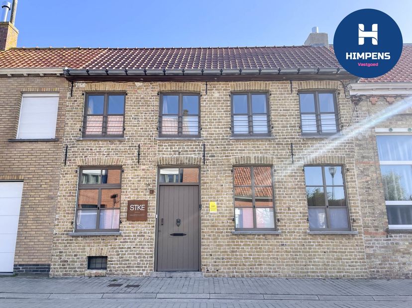 Ontdek deze prachtig gerenoveerde woning in een rustige straat, midden in het gezellige Steenkerke. Perfect voor wie houdt van ruimte, comfort én een