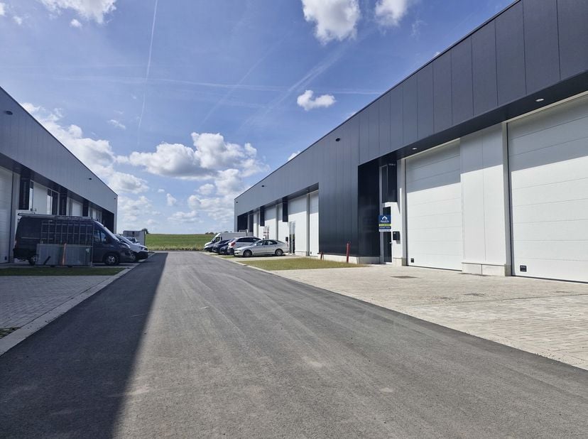 Nouveau projet PME à vendre à Lillois !&lt;br /&gt;
Idéalement situé sur la chaussée reliant Nivelles à Braine-l&#039;Alleud, ce magnifique projet propose une un