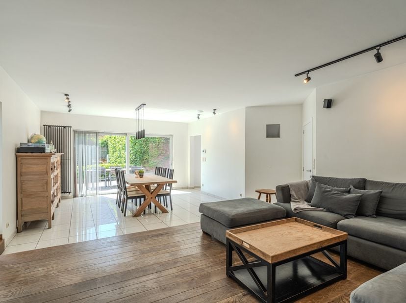 Deze woning met zonnige tuin, vakantie-appartement (opbrengst 22.500 €/jaar) en ruime loods (150 m²) heeft een centrale ligging in Jabbeke. De villa w