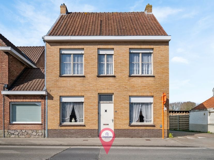 Locatie locatie locatie! Deze te renoveren woning is ideaal gelegen in het centrum van Oostkamp, op wandelafstand van winkels, sportfaciliteiten, open