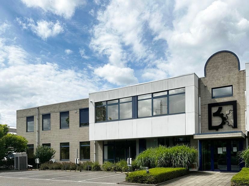 Erg ruim kantoor te huur in het bedrijvenpark ‘De Zillen’, met een makkelijke bereikbaarheid nabij de oprit E17 en E34. &lt;br /&gt;
Specificaties: &lt;br /&gt;
-