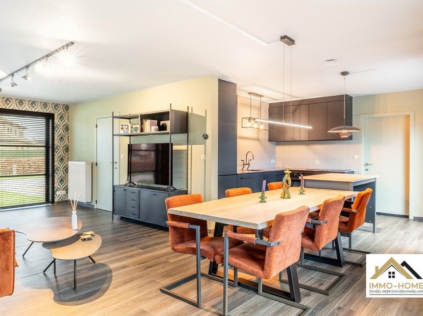 Deze mooie woning is gelegen in een rustige doodlopende straat, dichtbij het centrum van Lochristi met al zijn voorzieningen. Via de leuke inkomhal (m