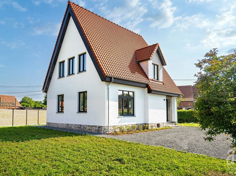 L&#039;agence Leclercq est fière de vous présenter cette superbe villa 4 façades, idéalement située dans un quartier prisé.&lt;br /&gt;
Nichée dans un environnem