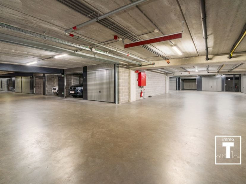 Garage à vendre
                    à 9000 Gent