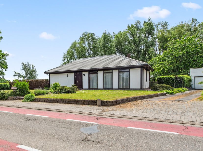 À la recherche d&#039;une maison de plain-pied dans un environnement calme et verdoyant ? Alors, cette charmante maison préfabriquée située au Ganzendries