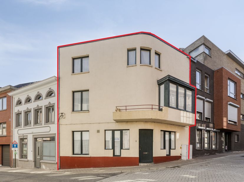 Deze gezellige eengezinswoning beschikt over een doordachte en praktische indeling, perfect voor wie op zoek is naar een comfortabele en sfeervolle wo