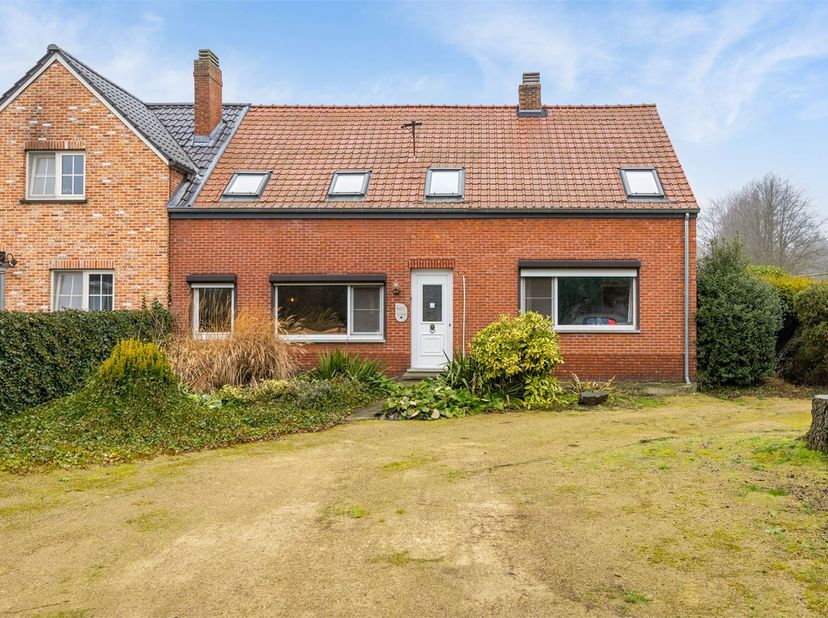 IDEALIS VASTGOED – AANGENAME OP TE FRISSEN WONING MET 2 BADKAMERS, 2 KEUKENS EN MOGELIJKHEID TOT 3 SLAAPKAMERS MET EEN BEWOONBARE OPPERVLAKTE VAN + -