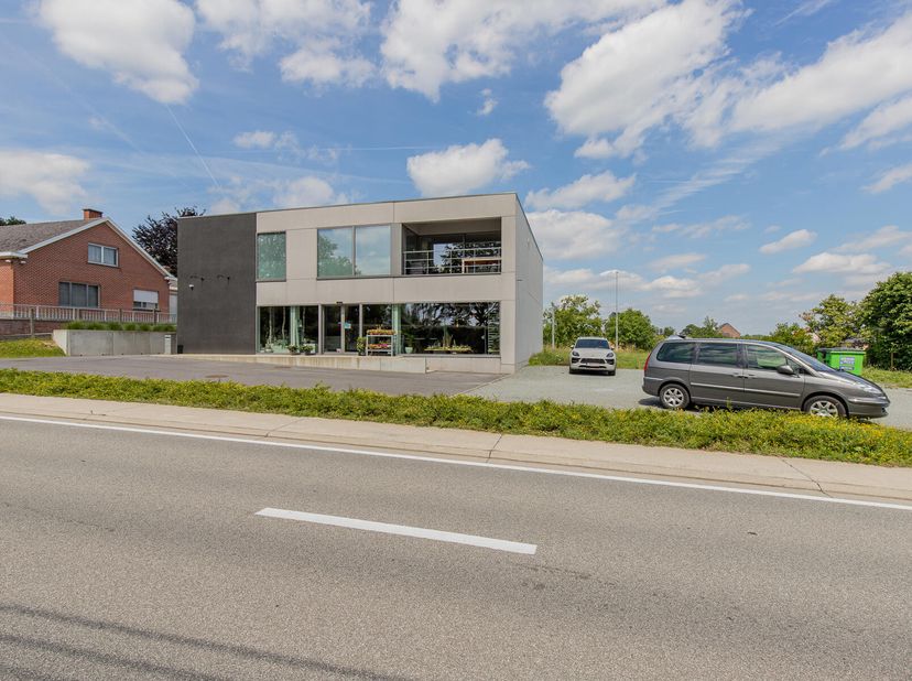 ZOTTEGEM - Dit multifunctioneel bedrijfsgebouw is gelegen op een heel interessante locatie tussen de Gentse Steenweg en de Europaweg van Wetteren naar