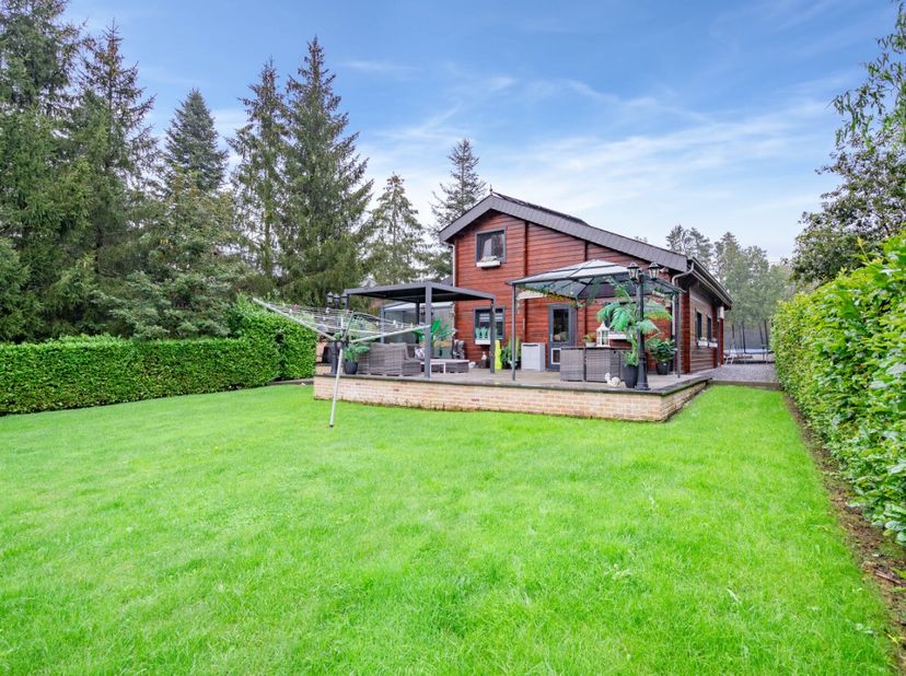 Het vastgoedkantoor ERA B-LUX is verheugd u deze prachtige open bebouwing voor te stellen, gelegen in het charmante dorp Barvaux-sur-Ourthe. Deze woni