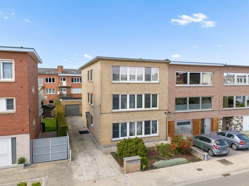 Deze vergunde en goed onderhouden opbrengsteigendom bestaat uit 3 identieke appartementen en een garagecomplex met 3 garageboxen.De appartementen zijn