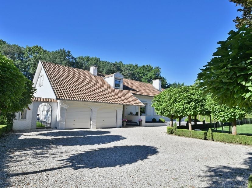 Exclusieve villa, afgewerkt met luxueuze materialen en bestaande uit maar liefst 2 heel ruime woonkamers, 4 slaapkamers, 2 badkamers, zongericht buite