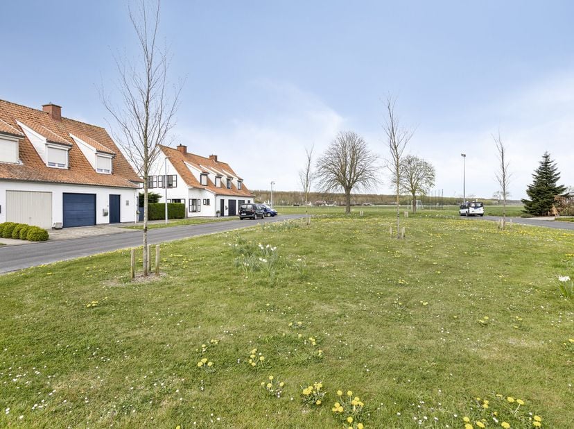 Langs de Braambeierhoekstraat vlakbij de polders bevindt zich dit halfopen huis, dat op een gunstig georiënteerd perceel (301m²) gebouwd werd. Deze wo