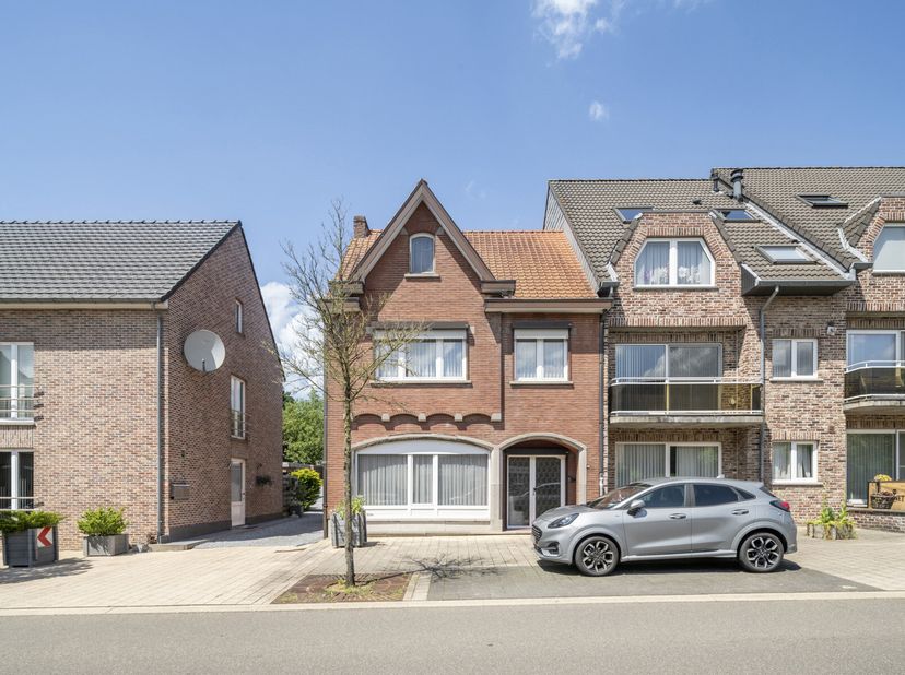 In het centrum van Houthalen bevindt zich deze ruime gezinswoning (244m² bewoonbare opp.!) mét tuin.&lt;br /&gt;
Gezien de ligging zijn alle voorzieningen (