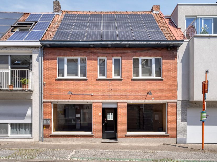 Momenteel ingericht als horecazaak .&lt;br /&gt;
Onder de kerktoren vinden we deze mooie zaak terug. Deze kan perfect dienst doen als horeca-/broodjeszaak,