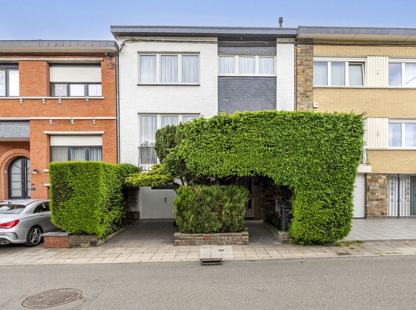 LImmobilière de MARNEFFE vous propose cette charmante habitation bel-étage située à Montegnée à proximité de toutes les commodités (écoles, commerces,