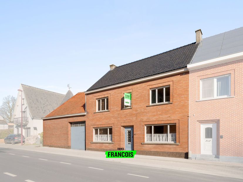 In het centrum van Oosterzele, nabij lokale handelaars en scholen, situeert deze te renoveren, ruime gezinswoning. De woning is te betreden via de ink